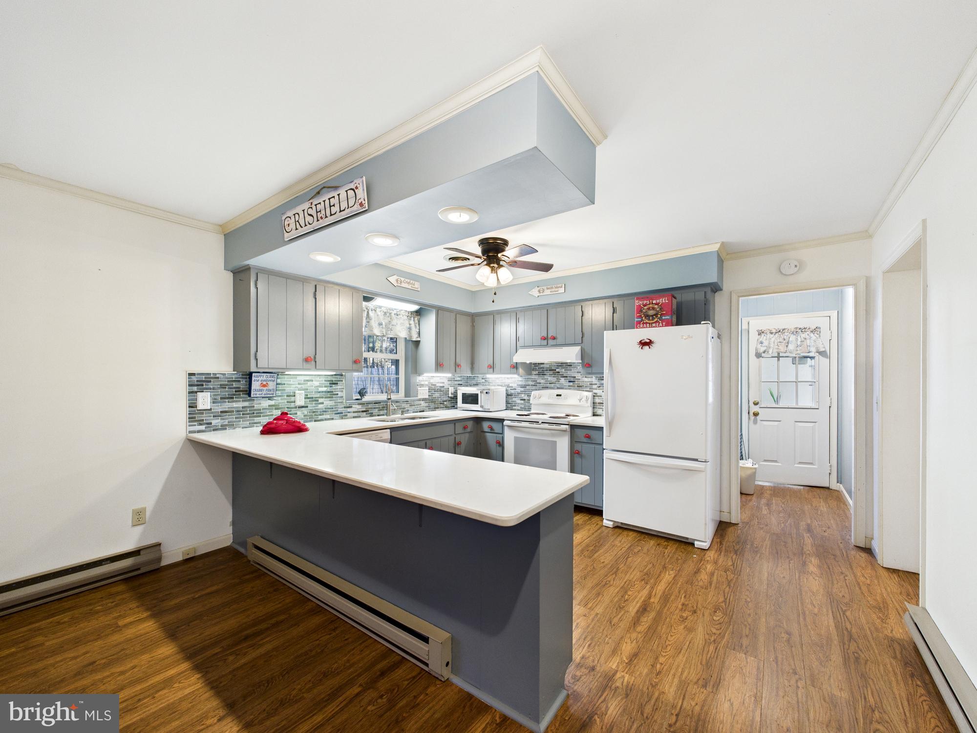 5046 Manokin Road Crisfield, MD 21817 - Photo 8 of 72 Custom Crisfield Kitchen with Peninsula