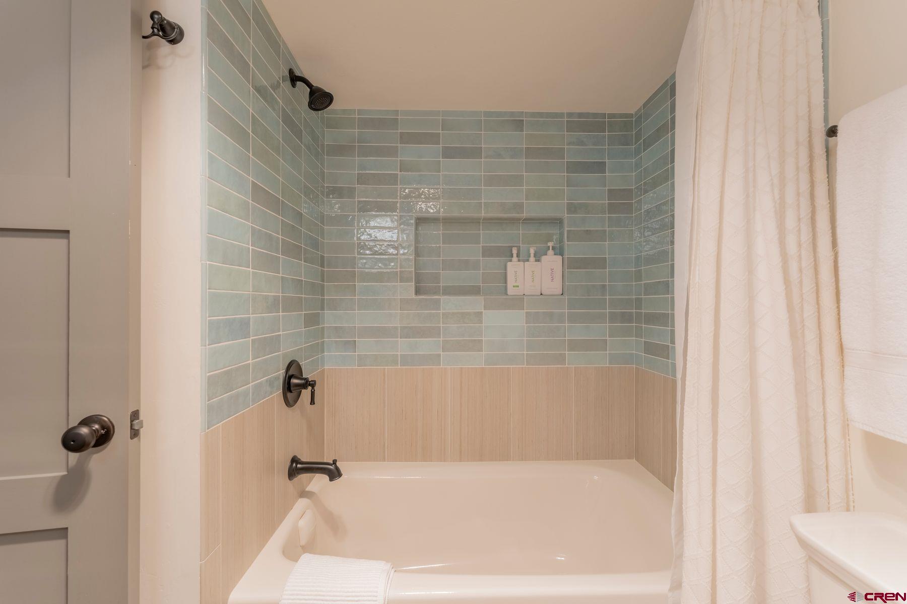 72 Hunter Hill Road, Unit I103 Crested Butte, CO 81225 - Photo 21 of 35 a bathroom with a bathtub