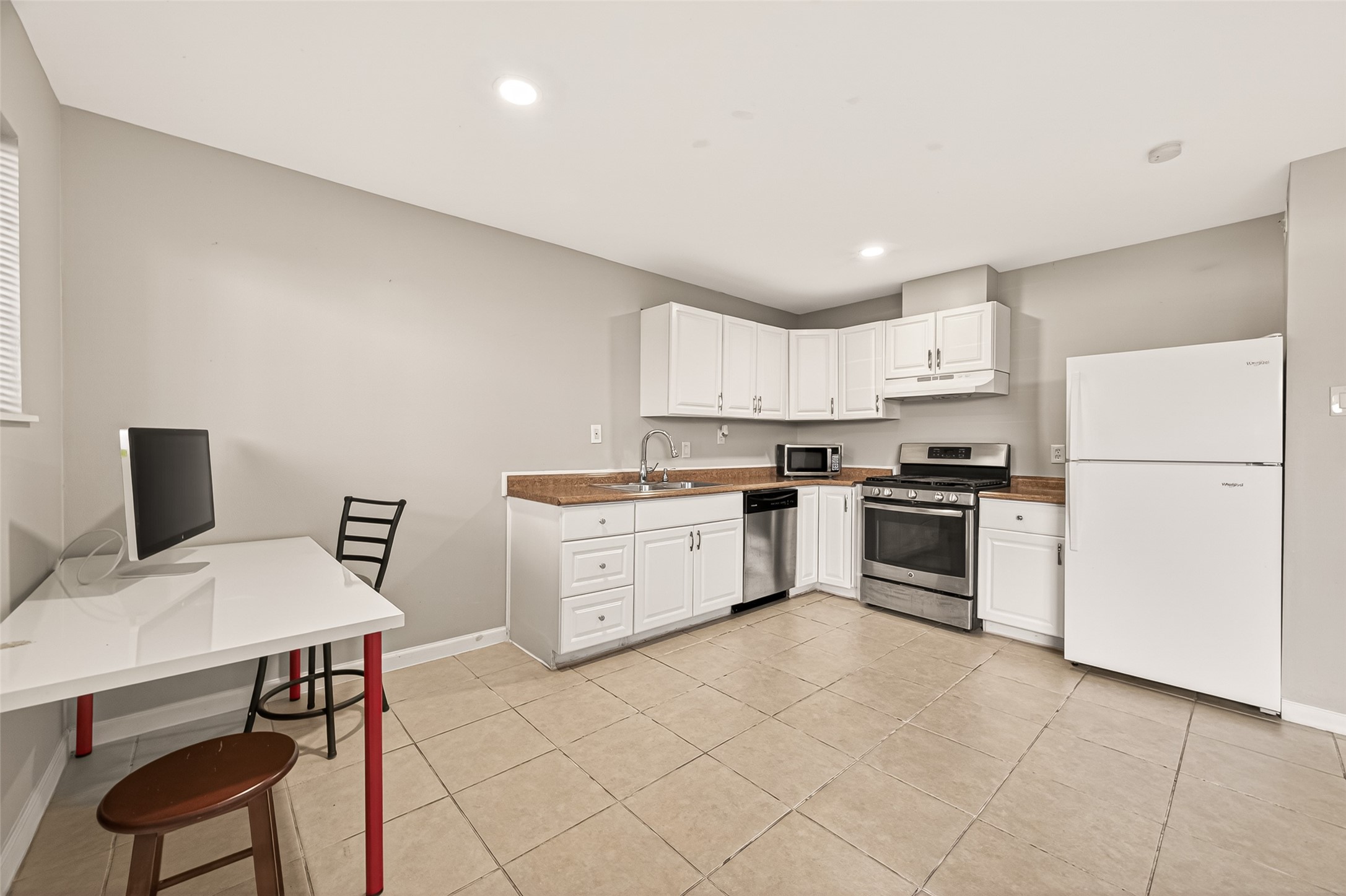 1529 Wirt Road, Unit 1 Houston, TX 77055 - Photo 3 of 16 a kitchen with granite countertop a refrigerator stove top oven and sink