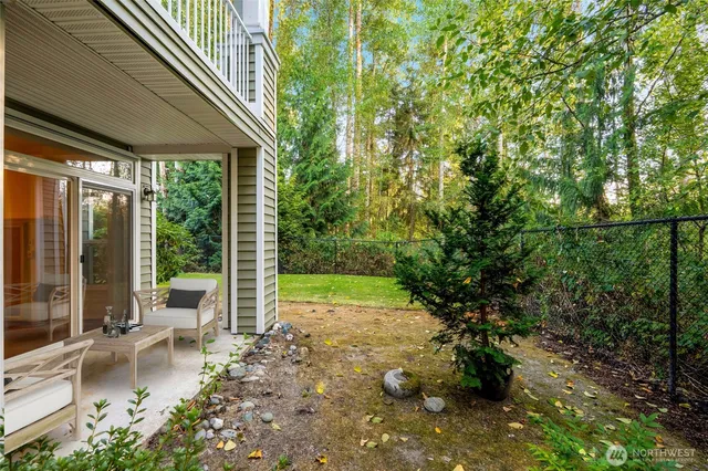 a view of a house with backyard and garden
