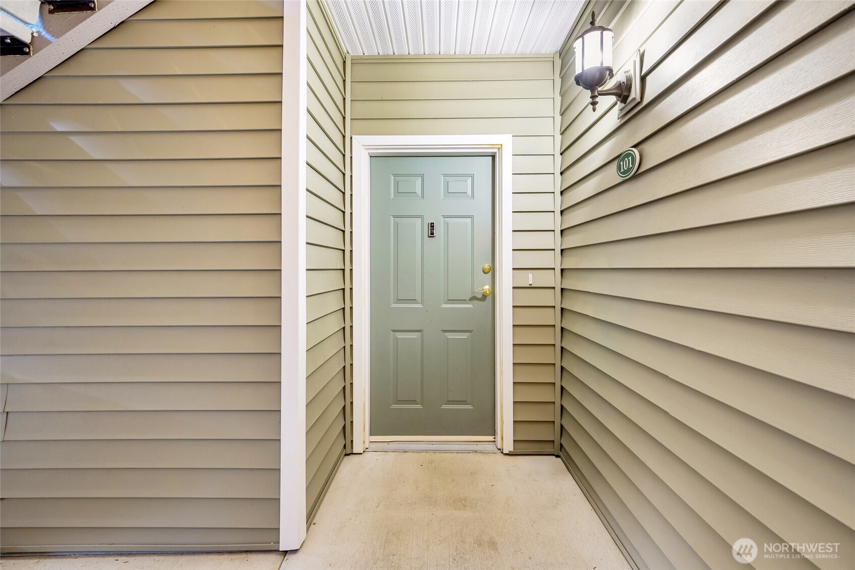 12712 Admiralty Way, Unit B101 Everett, WA 98204 - Photo 18 of 21 a view of wooden door
