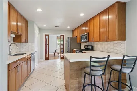 $300,000 | 528 Carrollton Avenue, Metairie, LA 70005