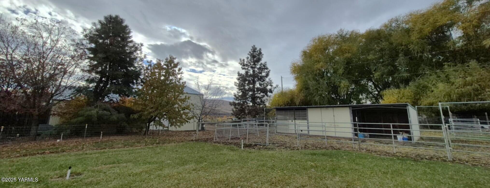 2490 Thompson Road Cowiche, WA 98923 - Photo 11 of 62 a view of outdoor space and yard