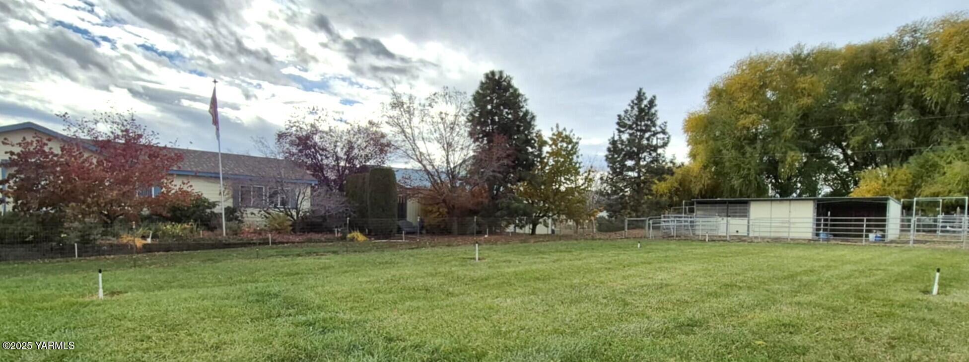 2490 Thompson Road Cowiche, WA 98923 - Photo 18 of 62 a backyard of a house with lots of green space