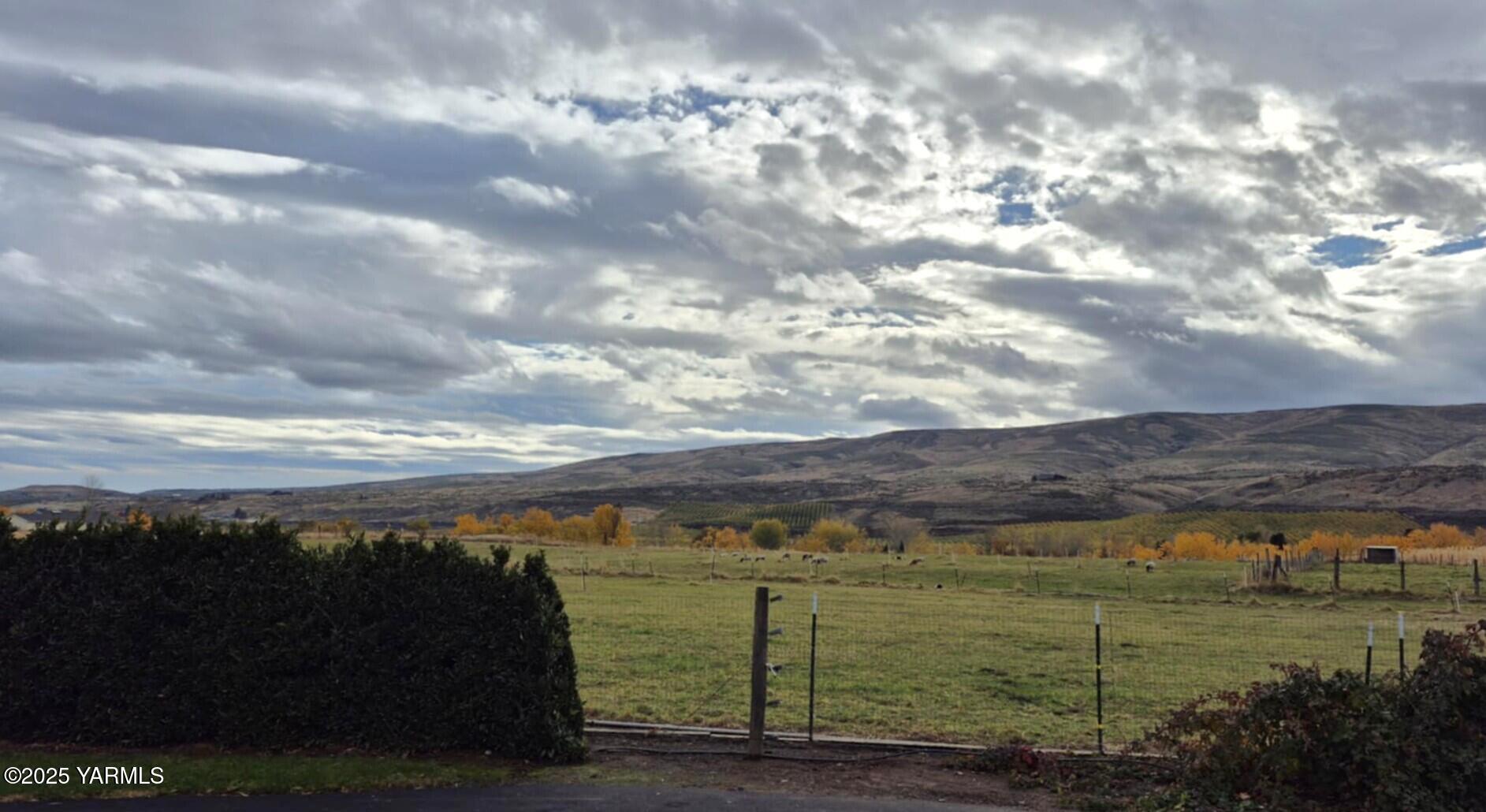 2490 Thompson Road Cowiche, WA 98923 - Photo 29 of 62 a view of a city with an ocean