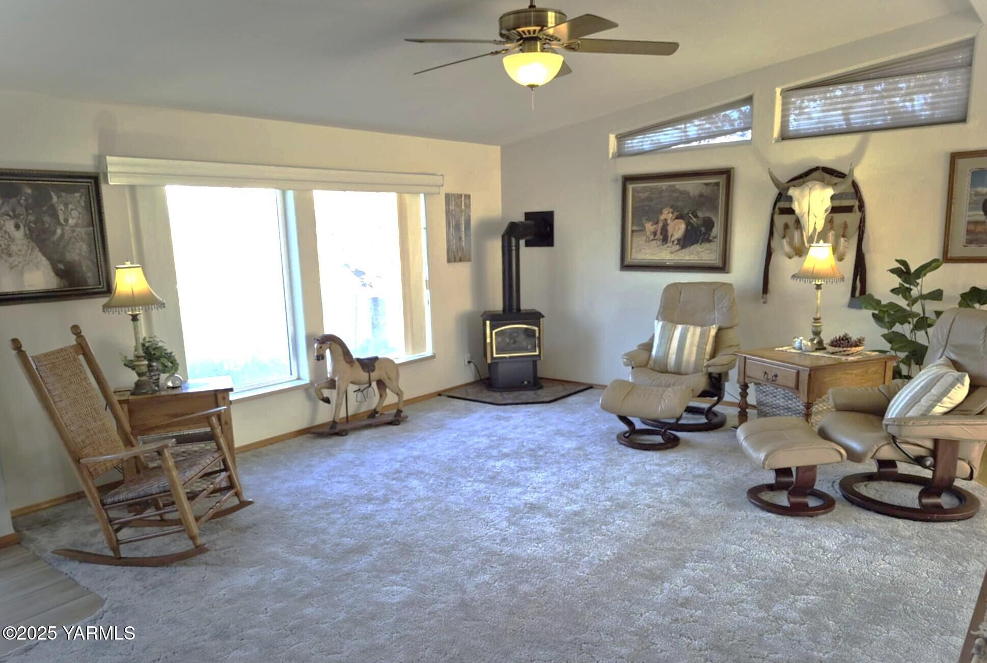 2490 Thompson Road Cowiche, WA 98923 - Photo 34 of 62 a living room with furniture and a flat screen tv