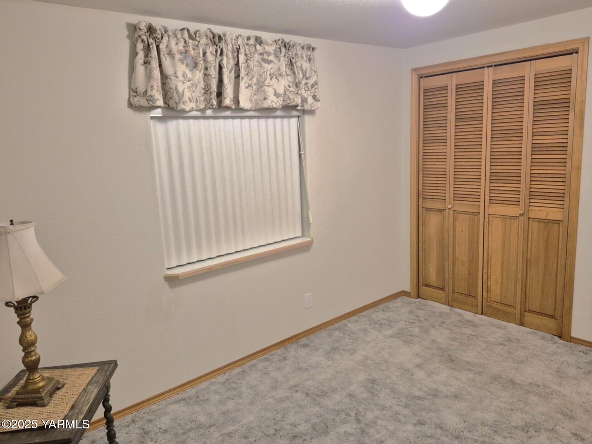 2490 Thompson Road Cowiche, WA 98923 - Photo 39 of 62 an empty room with windows