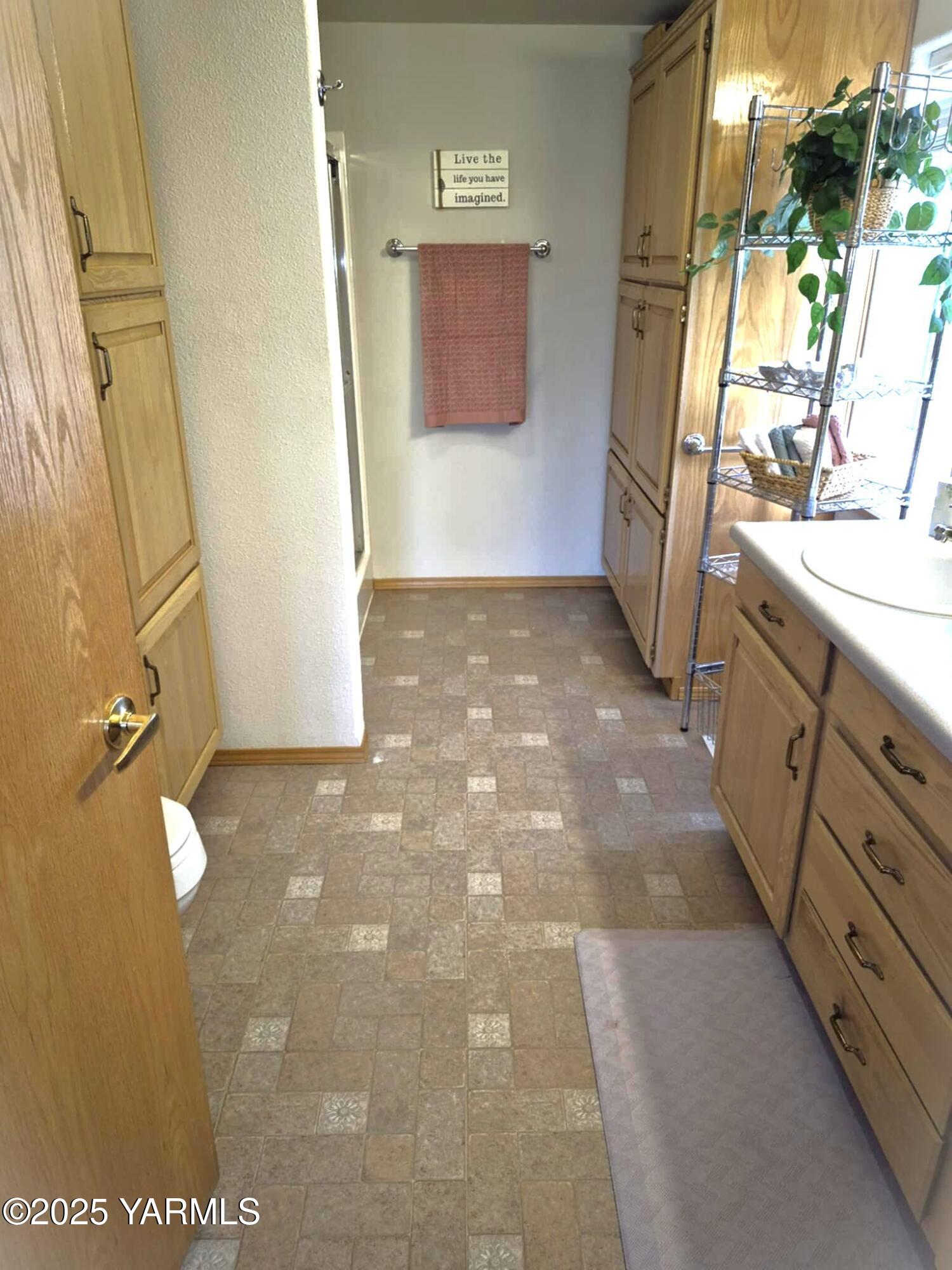 2490 Thompson Road Cowiche, WA 98923 - Photo 44 of 62 a view of a bathroom