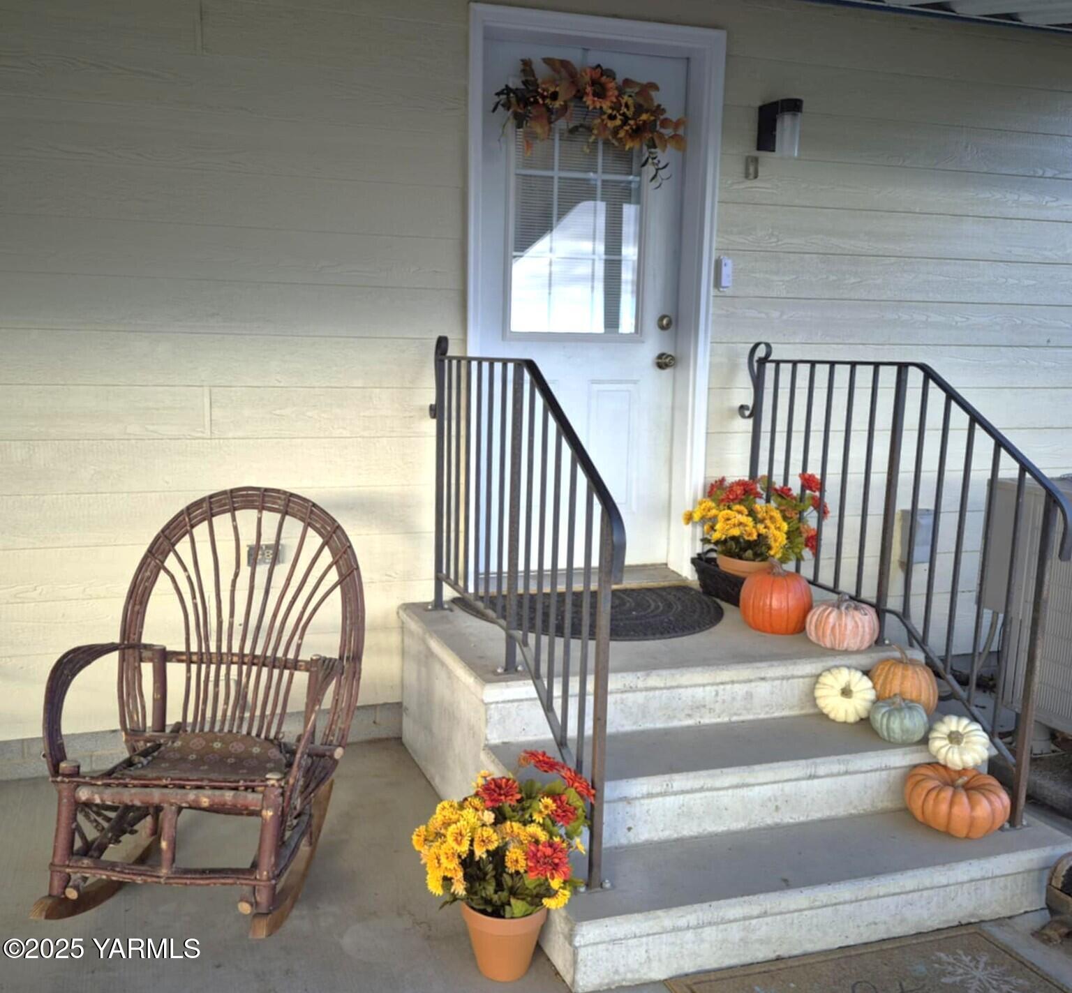 2490 Thompson Road Cowiche, WA 98923 - Photo 53 of 62 a view of staircase with furniture