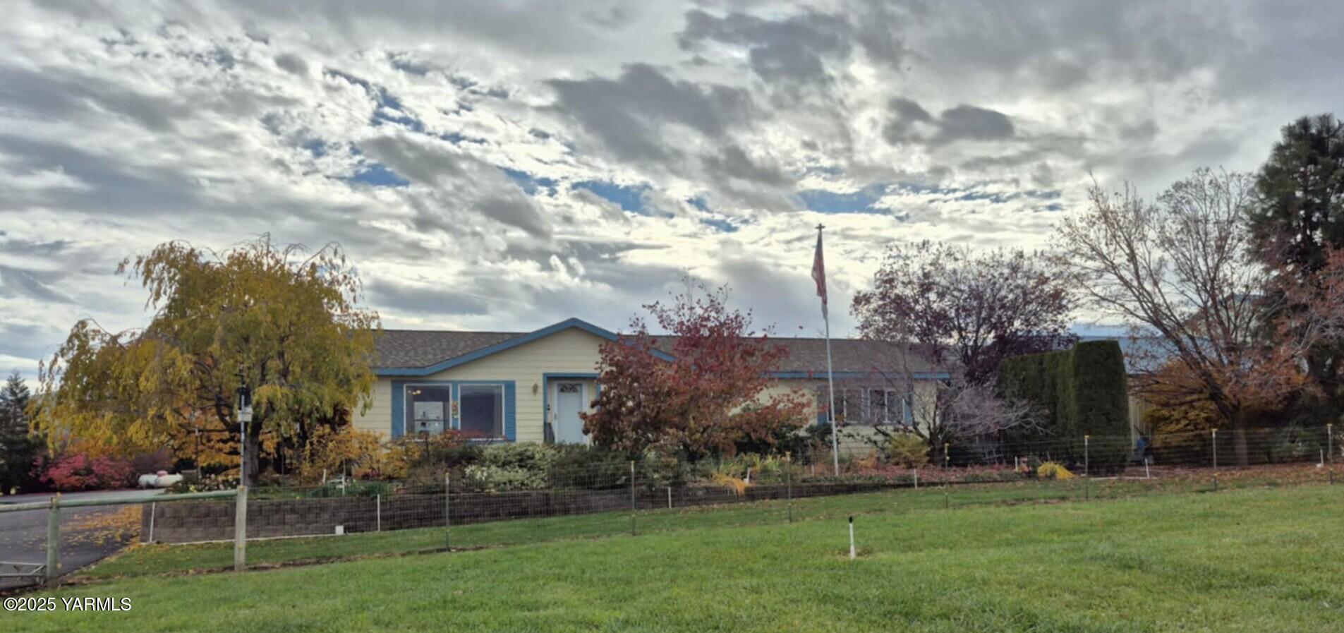 2490 Thompson Road Cowiche, WA 98923 - Photo 8 of 62 a front view of house with a garden