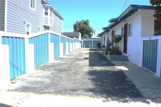 a view of a house with backyard