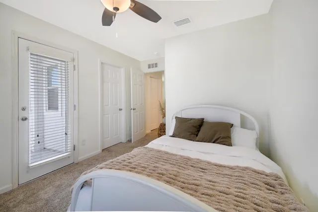 a view of a back yard