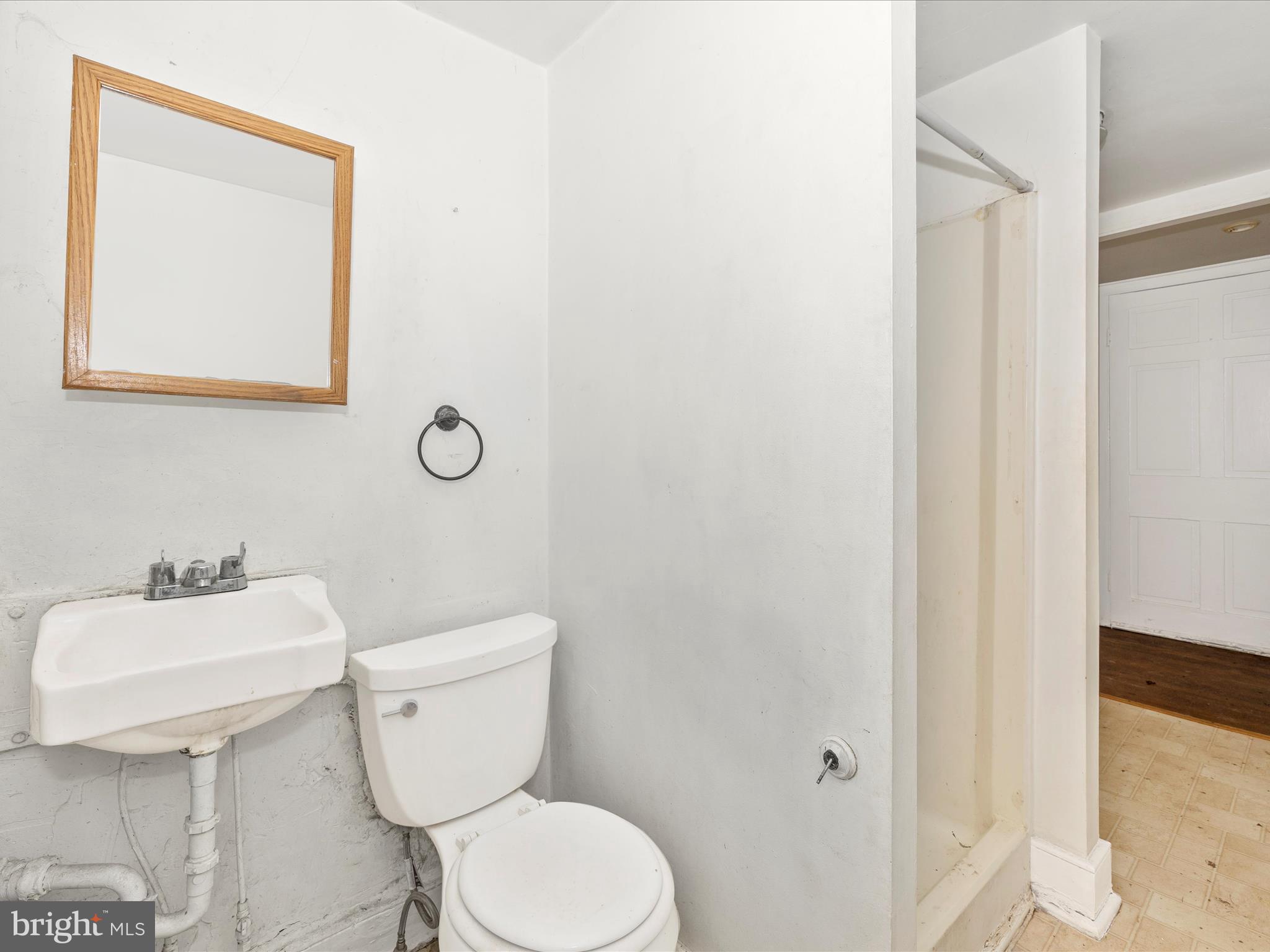 19015 Wasche Road Dickerson, MD 20842 - Photo 44 of 65 Laundry Room & Bathroom