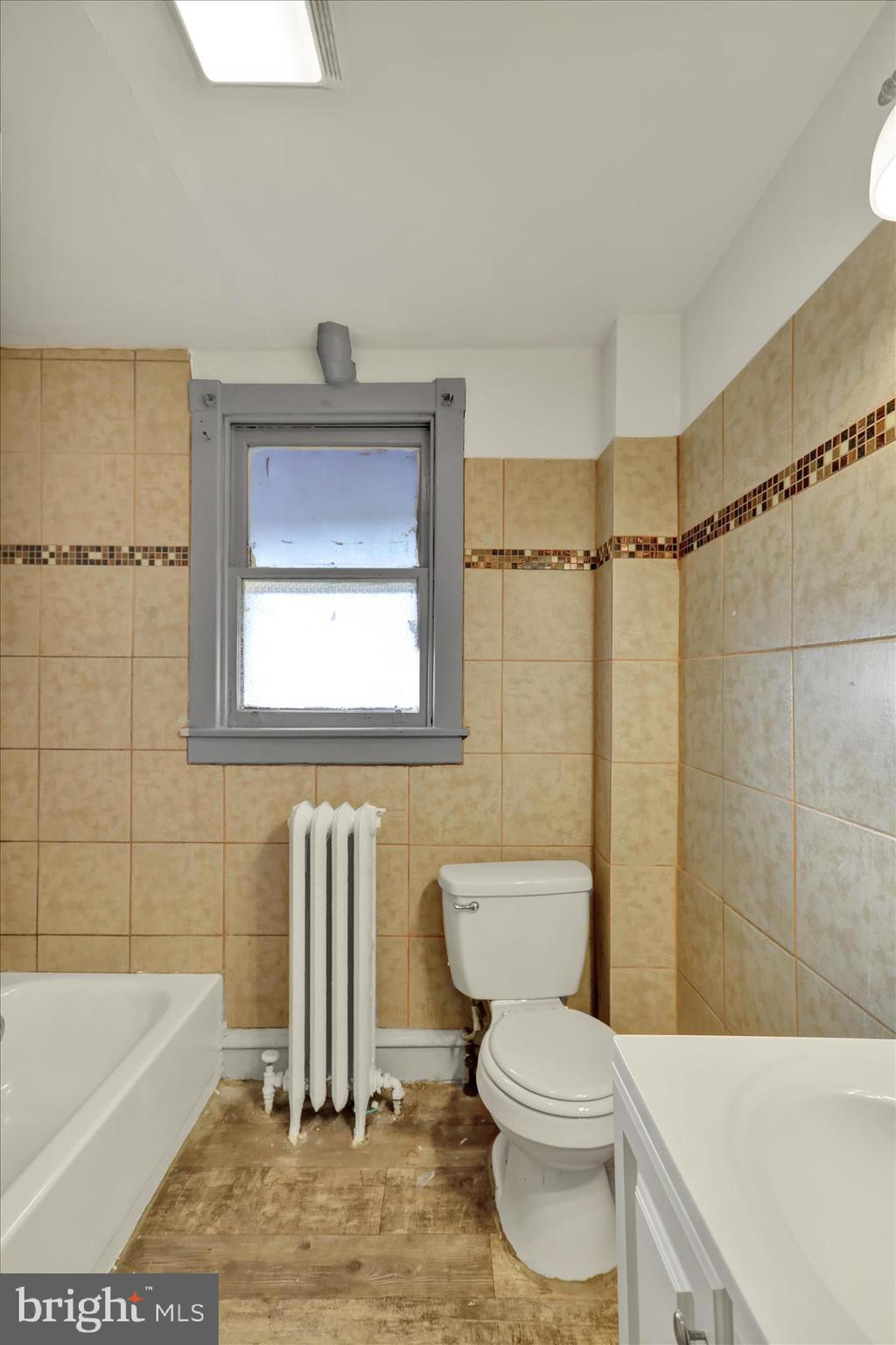 1410 Cotton Street Reading, PA 19602 - Photo 21 of 37 a bathroom with a toilet a sink and bathtub