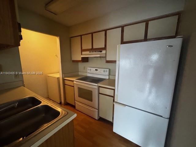 1227 Southwest 46th Avenue, Unit 314 Pompano Beach, FL 33069 - Photo 13 of 36 a kitchen with a refrigerator and a stove