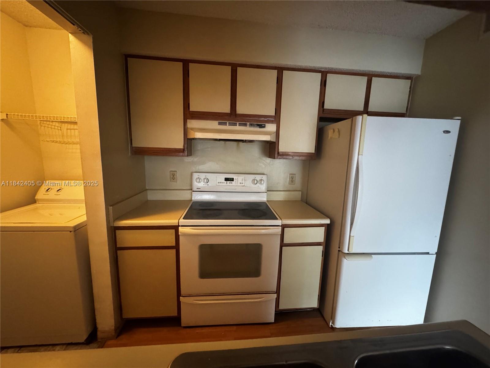 1227 Southwest 46th Avenue, Unit 314 Pompano Beach, FL 33069 - Photo 10 of 36 a utility room with dryer and washer