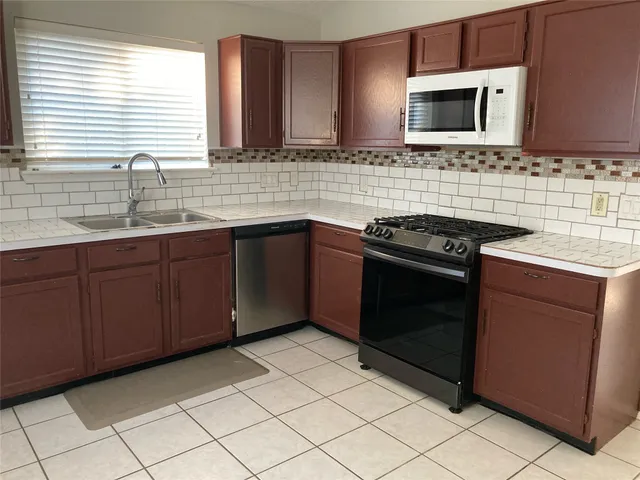$2,000 | 3002 Avanti Court, Pearland, TX 77584