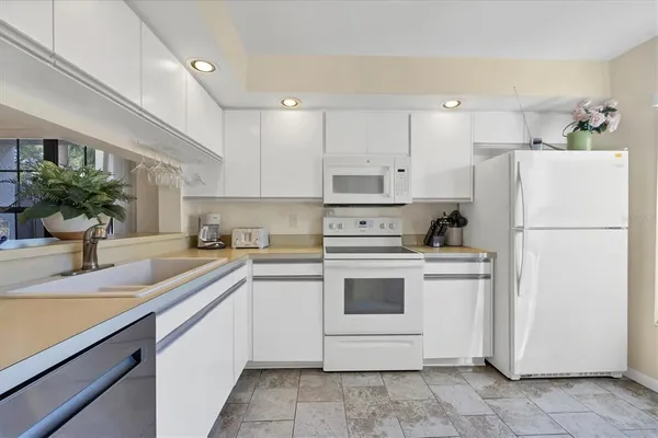 $2,200 | 4767 Winslow Beacon, Unit 25, Sarasota, FL 34235