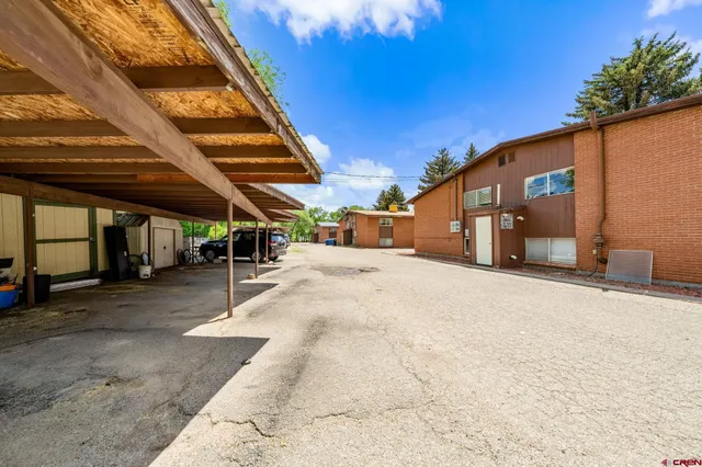 a view of a backyard