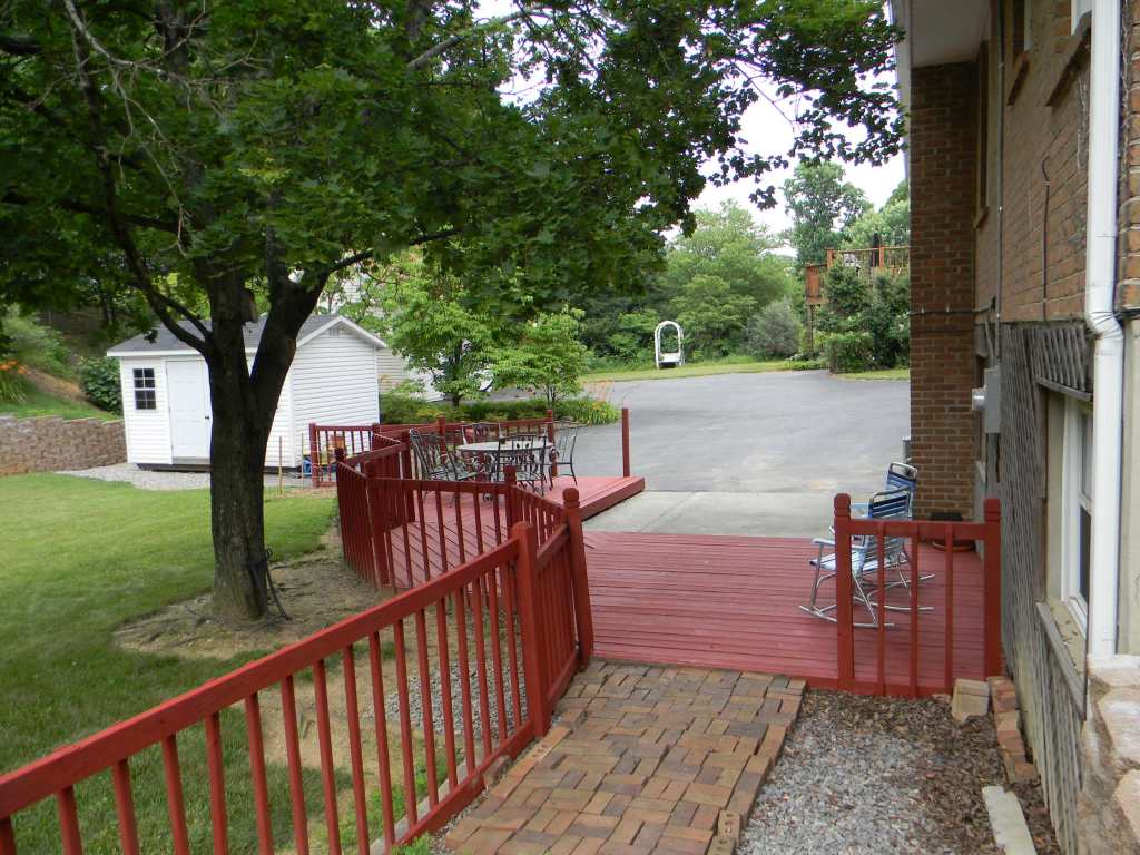 5435 Grandin Rd Extension Roanoke, VA 24018 - Photo 17 of 20 Decking
