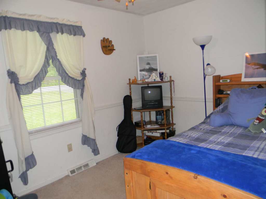 5435 Grandin Rd Extension Roanoke, VA 24018 - Photo 6 of 20 Bedroom #1