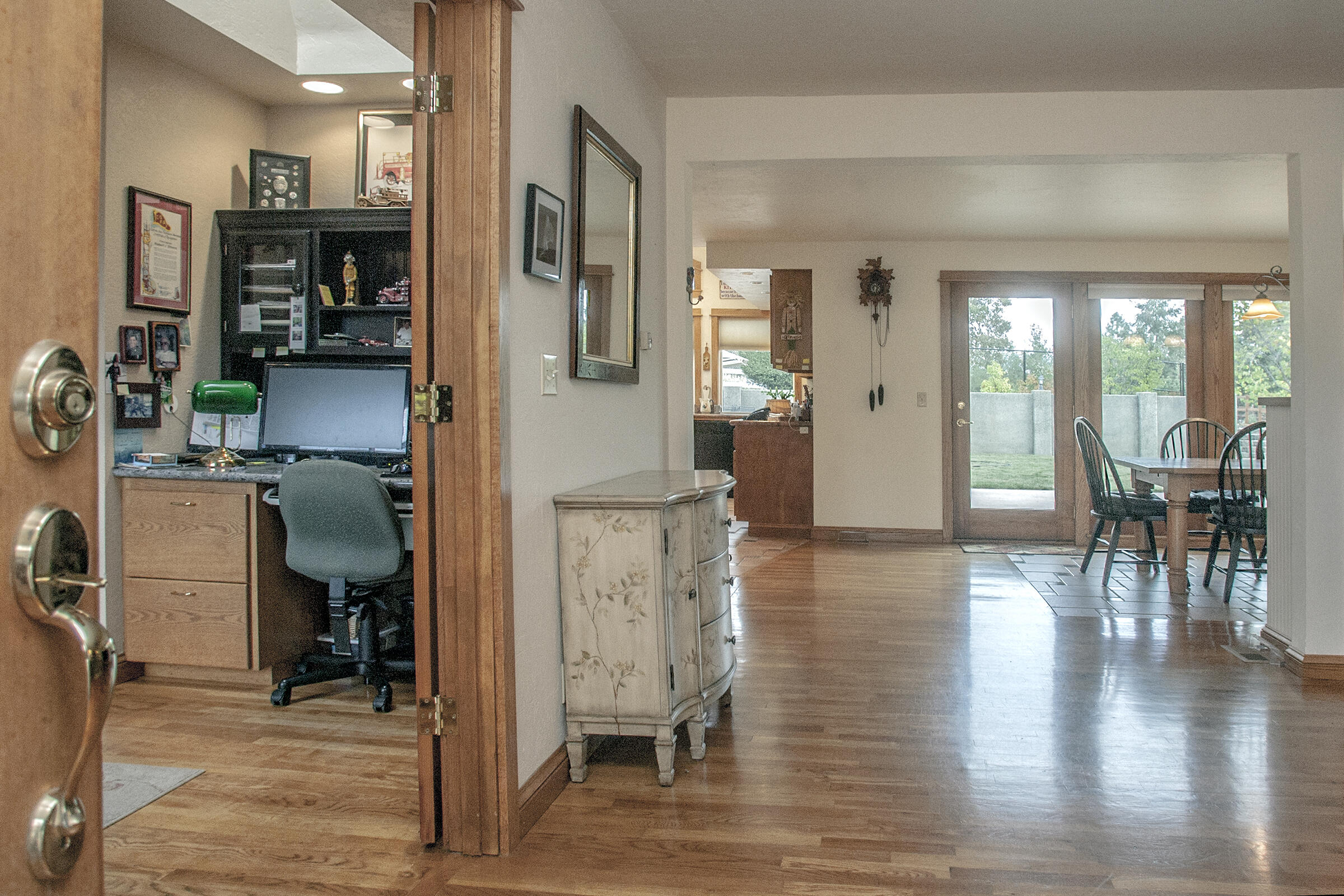 6554 Pioneer Road Medford, OR 97501 - Photo 9 of 50 Toward office & dining room