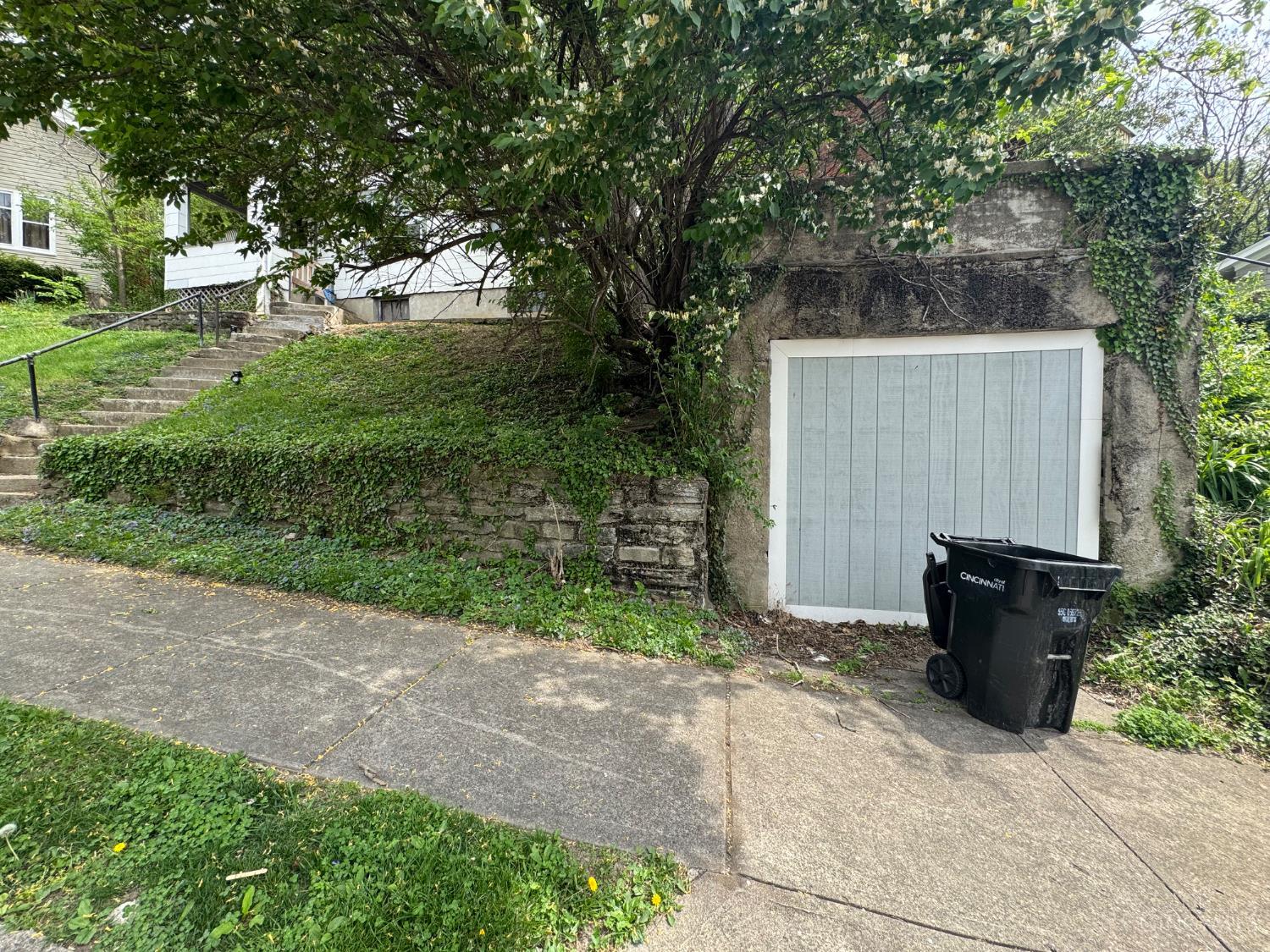 727 Riddle Road Cincinnati, OH 45220 - Photo 7 of 15