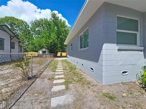 a view of a backyard