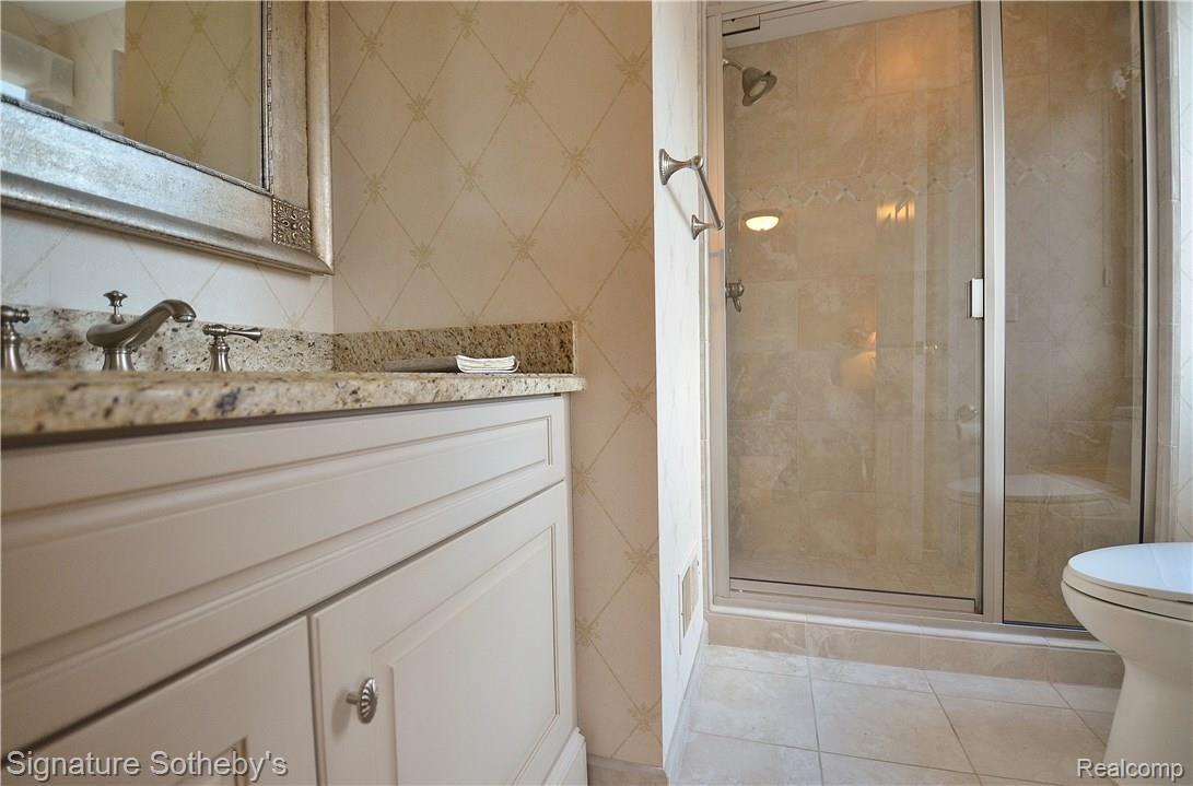 860 Palms Road Bloomfield Hills, MI 48304 - Photo 31 of 44 25 fourth bedroom private bath.JPG