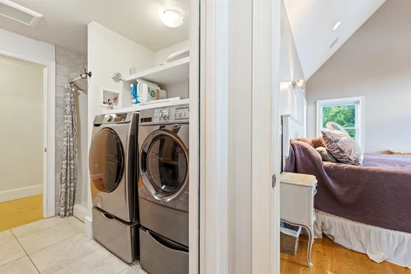 a view of living room washer and dryer