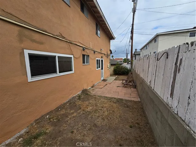 a view of a pathway of a house