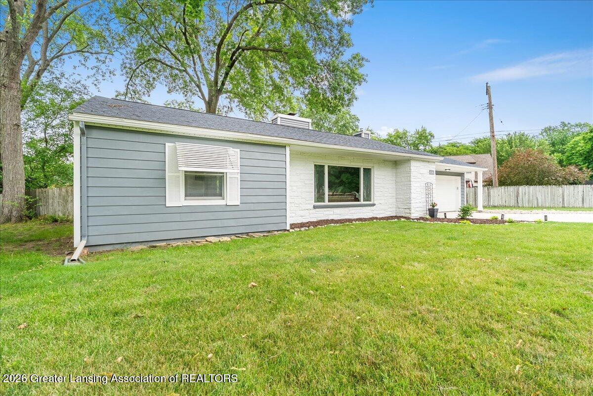 2176 Iroquois Road Okemos, MI 48864 - Photo 3 of 43 11-Media Jett - 15