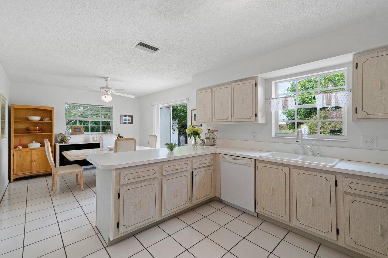 10905 Eureka Street Boca Raton, FL 33428 - Photo 8 of 35 009-10905EurekaStreet-BocaRaton-FL-33428