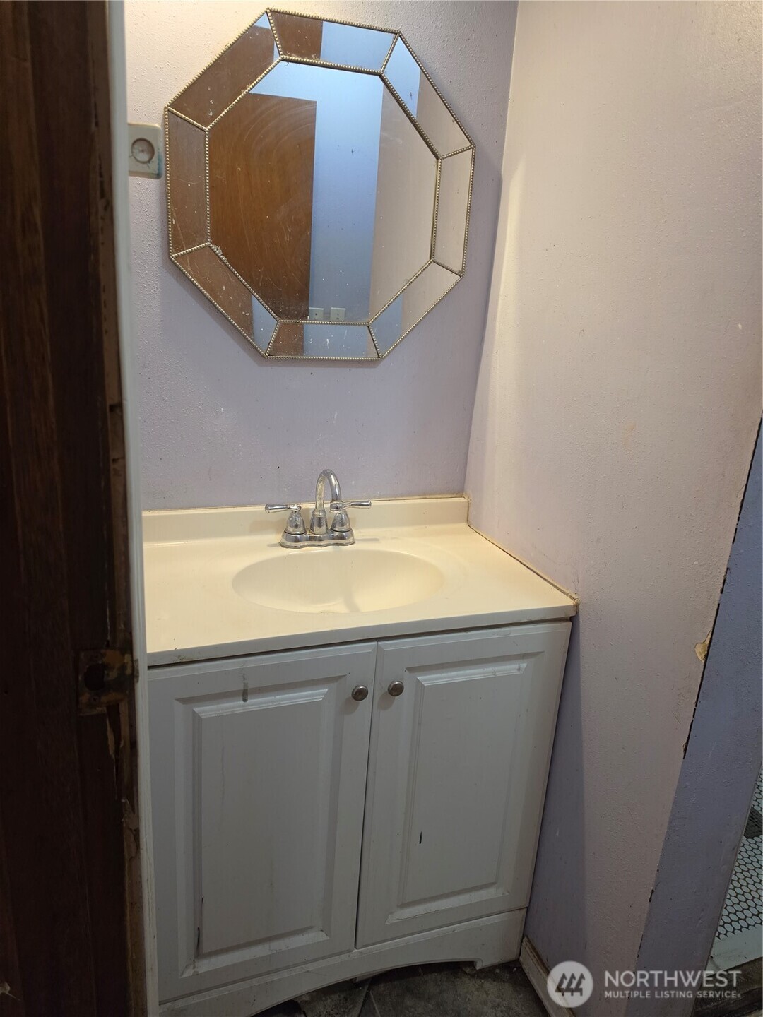 1518 West 1st Street Aberdeen, WA 98520 - Photo 11 of 17 a bathroom with a sink and mirror