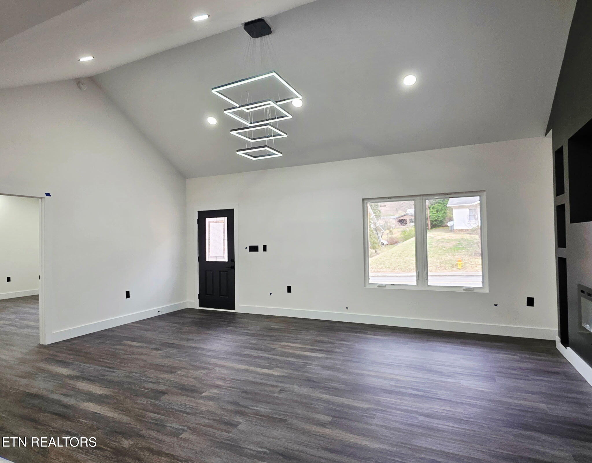 507 North Street Newport, TN 37821 - Photo 13 of 27 4- living room
