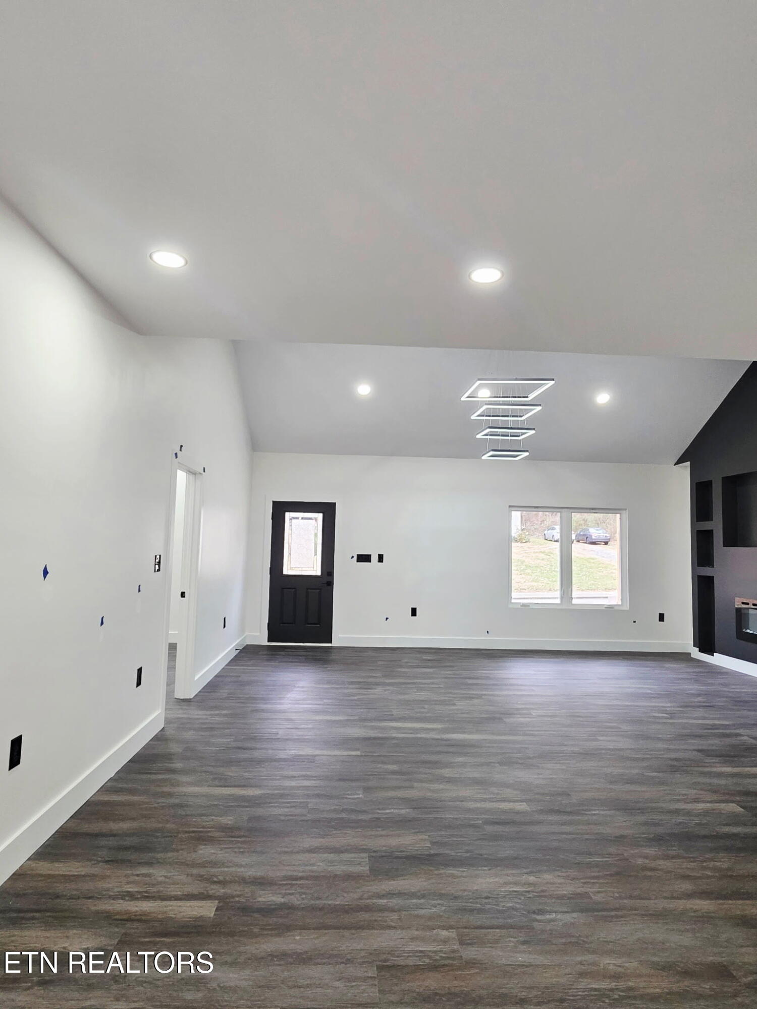507 North Street Newport, TN 37821 - Photo 15 of 27 5-living room