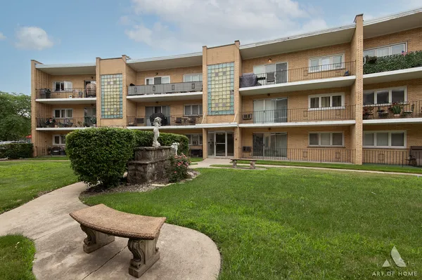 $154,999 | 10316 South Pulaski Road, Unit 303, Oak Lawn, IL 60453