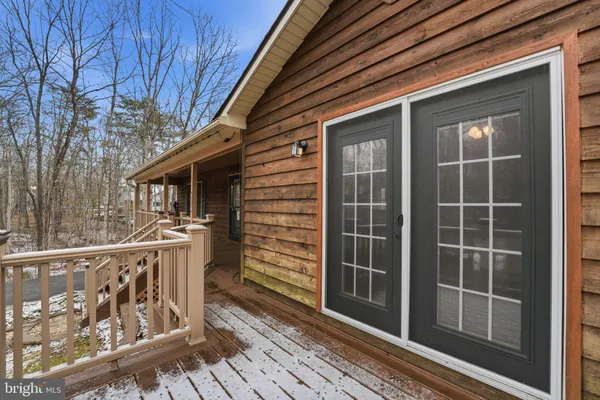a view of a backyard with fountain