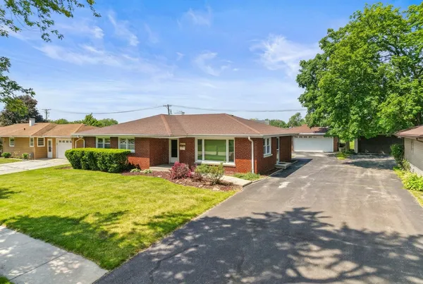 $375,000 | 817 Summit Drive, Lockport, IL 60441