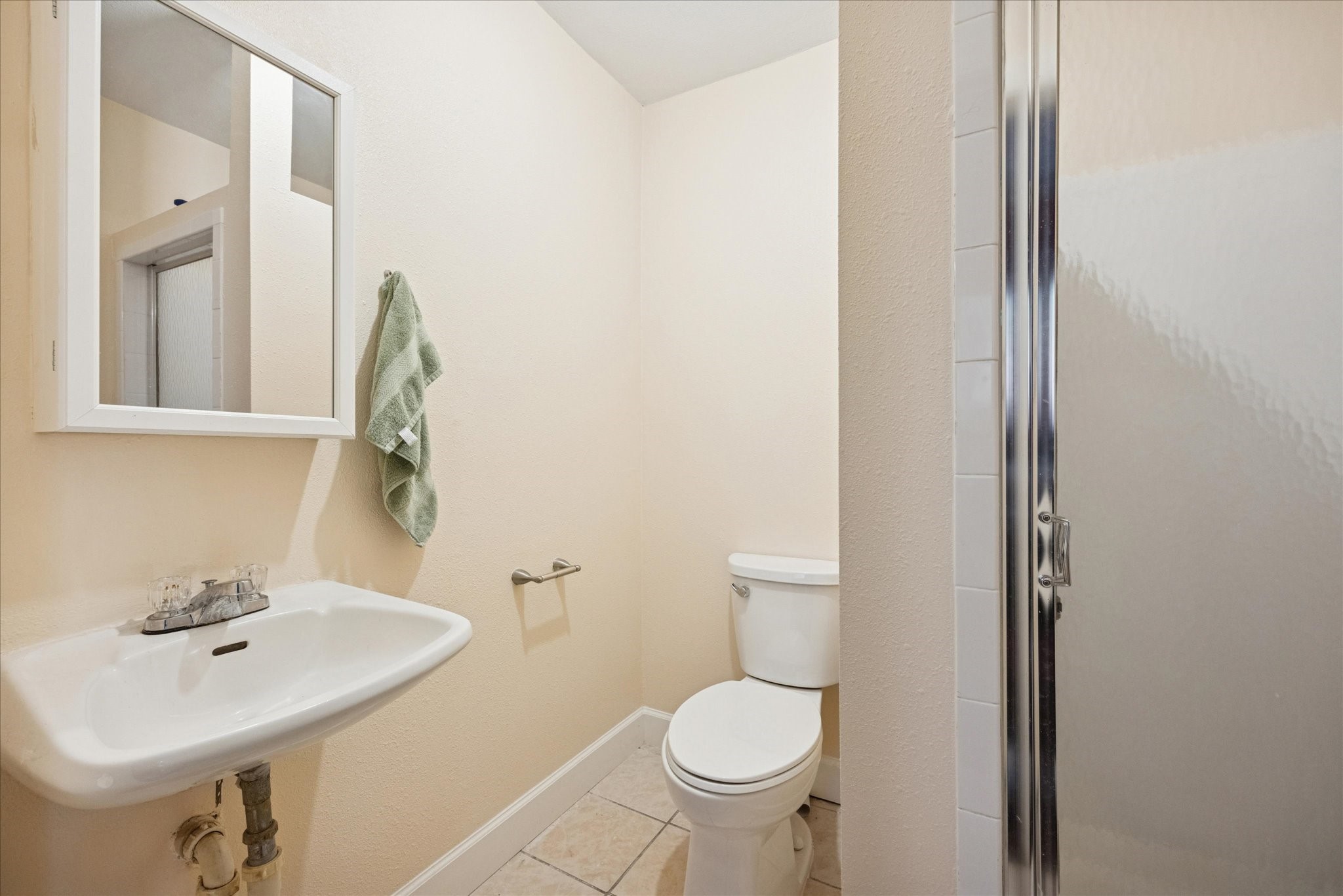 907 East 53rd Street Austin, TX 78751 - Photo 17 of 33 a bathroom with a sink toilet and a mirror