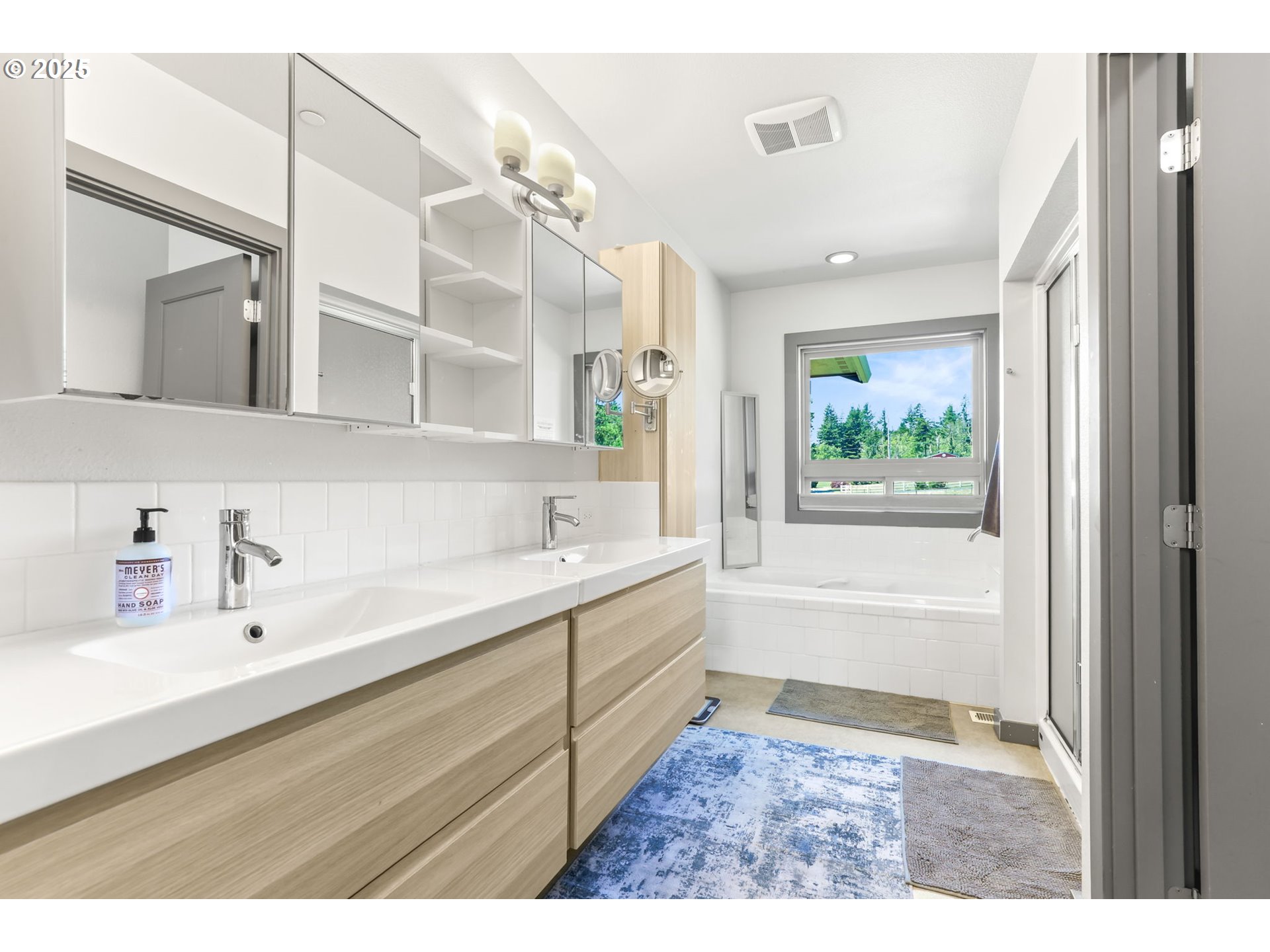 31708 Northeast Wand Road Troutdale, OR 97060 - Photo 14 of 47 Owner's Suite Bathroom