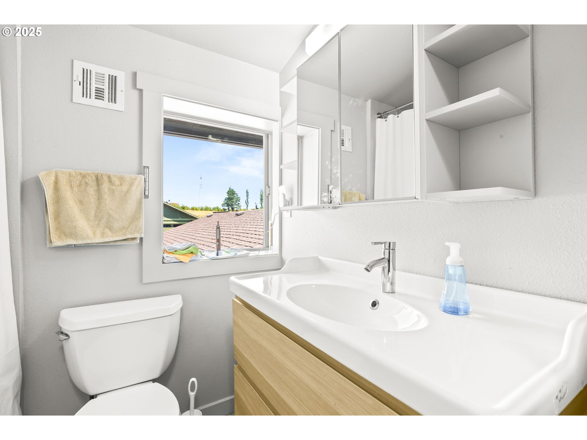 31708 Northeast Wand Road Troutdale, OR 97060 - Photo 34 of 47 Bathroom, Attached