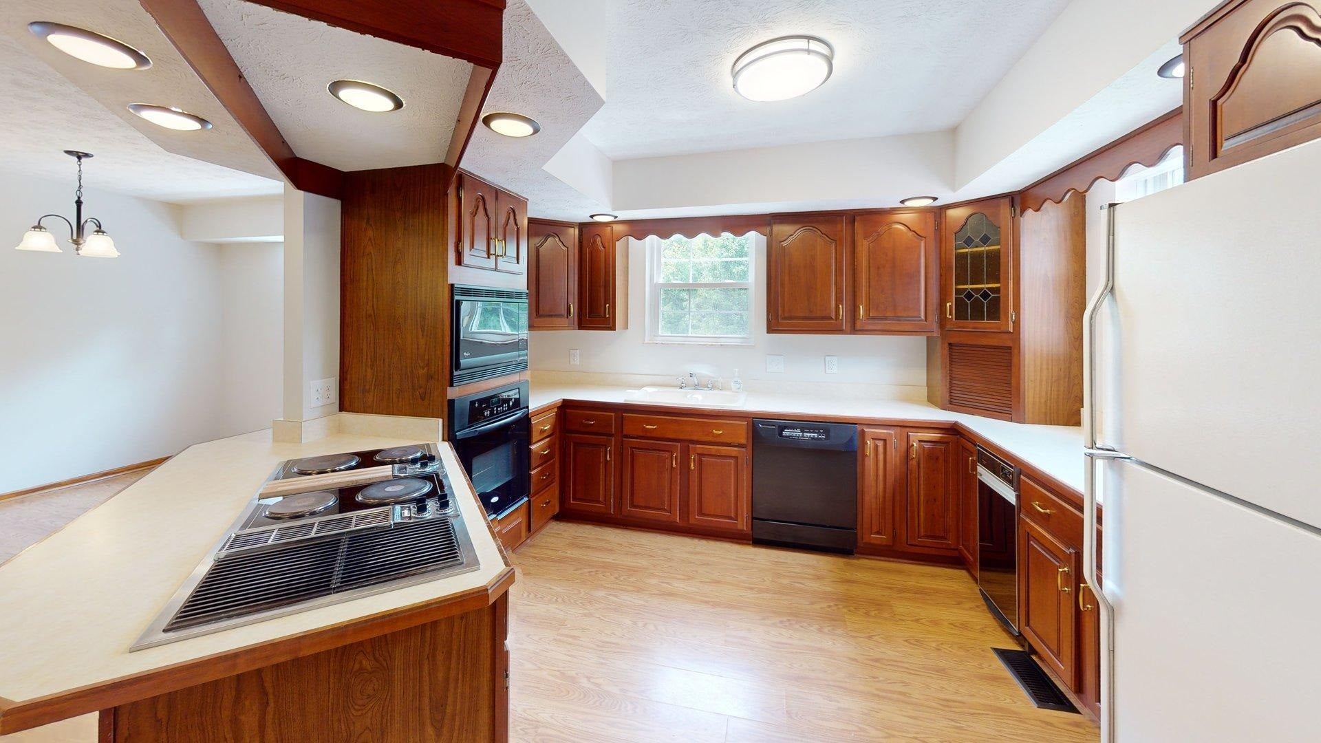 81 Hamill Road Huntington, WV 25701 - Photo 8 of 25 Gallery Image 8