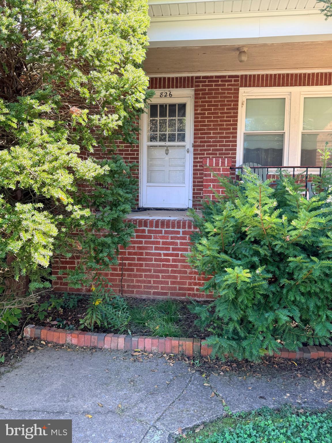 a view of front of a house with a yard