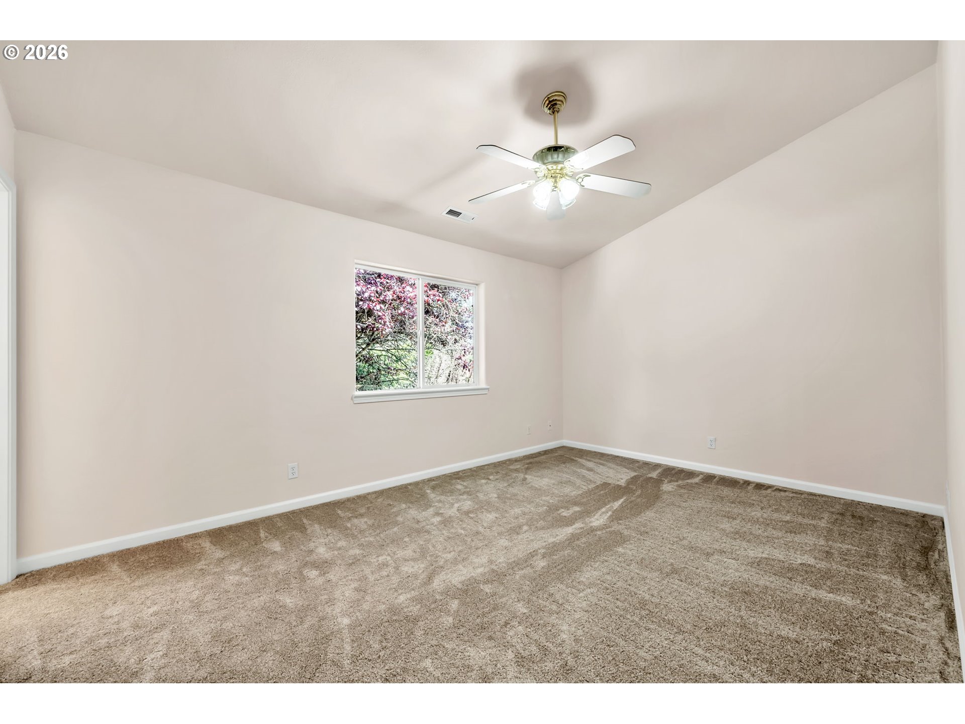585 Dublin Avenue Eugene, OR 97404 - Photo 18 of 32 a view of an empty room