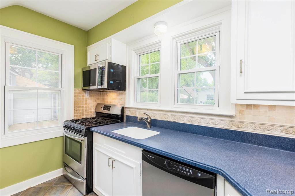 214 Fisher Road Grosse Pointe Farms, MI 48230 - Photo 15 of 44
