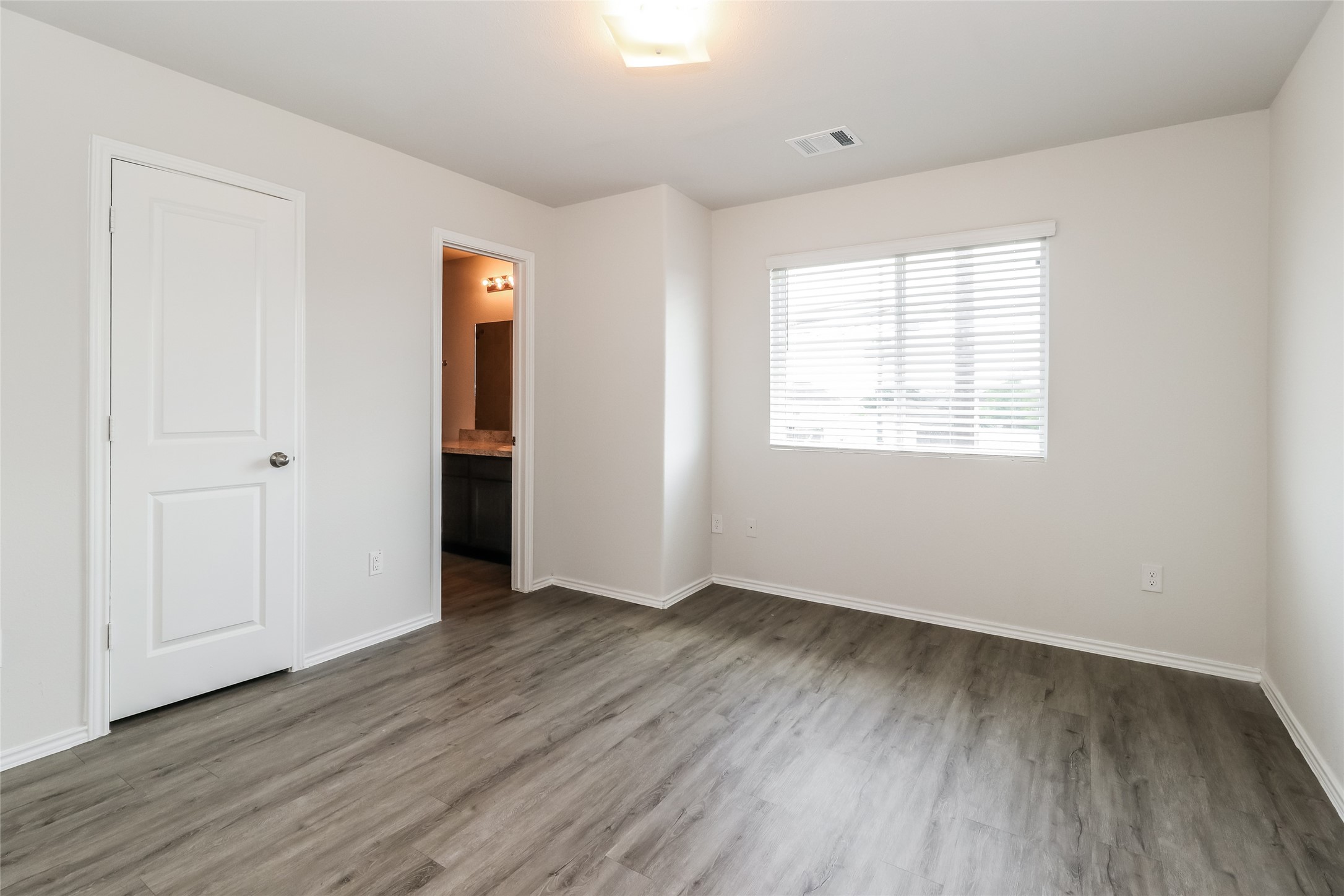 21650 Mamba Way Houston, TX 77073 - Photo 11 of 16 Photos may be representative of the floor plan and not the exact home. Finishes, layout, and features of the actual property for lease may vary.