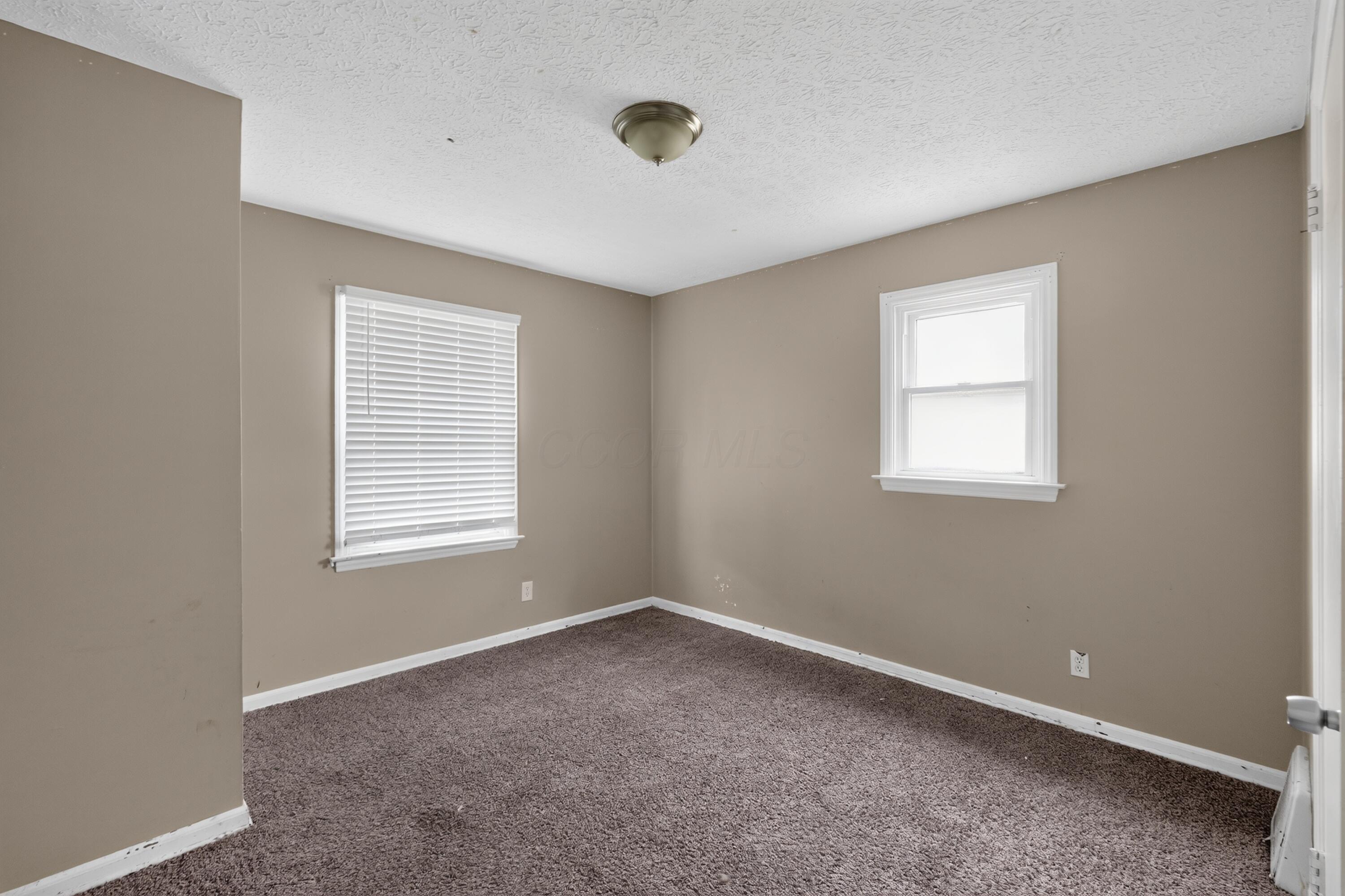 584 South Ashburton Road Columbus, OH 43213 - Photo 8 of 22 08_584_S_Ashburton_Rd-Living_room-8174