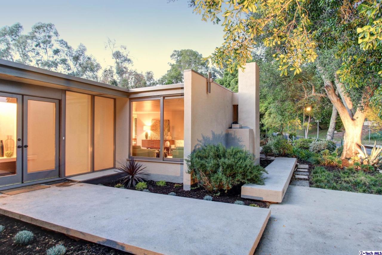 1280 Glen Oaks Boulevard Pasadena, CA 91105 - Photo 5 of 38 a house with outdoor space