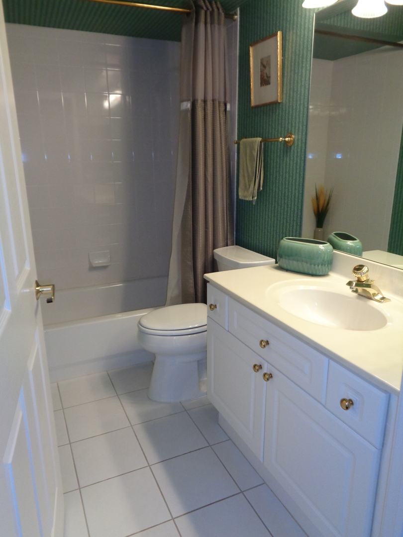 730 Creekside Drive, Unit 405C Mount Prospect, IL 60056 - Photo 22 of 34 a bathroom with a sink a toilet and shower